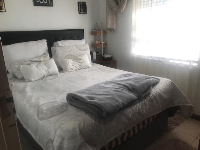 5 Bedroom Property for Sale in Pelikan Park Western Cape